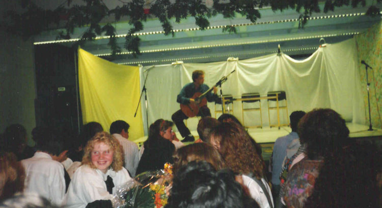 Reinhard Müller-Brodmann klimpert uns ein Liedchen