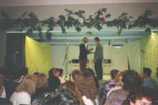 Die Ehrung des besten Schülers durch den Schulleiter Herr Henkel