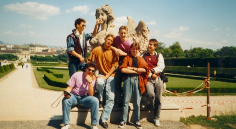 Gruppenbild mit Statue