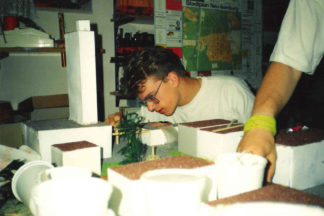 Michael Licht bei Detailarbeiten am Modell